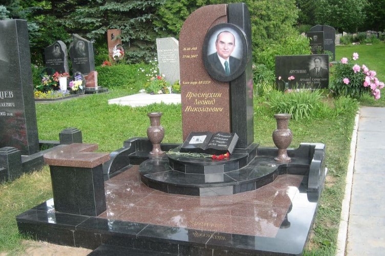 Основное отличие гранитных памятников от памятников из мрамора