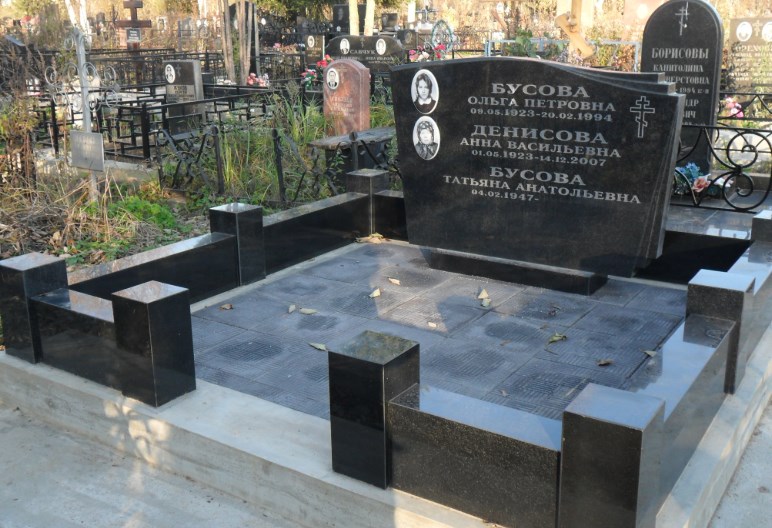 Когда следует устанавливать памятник на могилу?